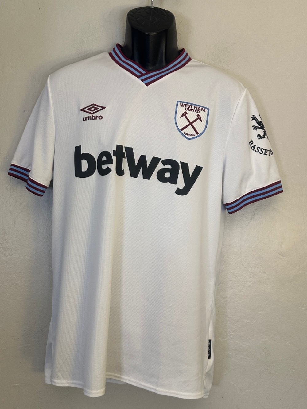 West Ham United Umbro Soccer Jersey Large Gently worn 100% polyester embroidered